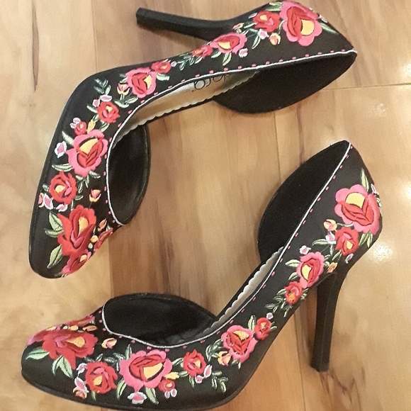 Nadara Shoes - Nadara Satin Floral Embroidered Pump